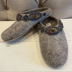 FRENCH Knot Boho Gray Wool slippers Hand made in Nepal Sz 39 EU